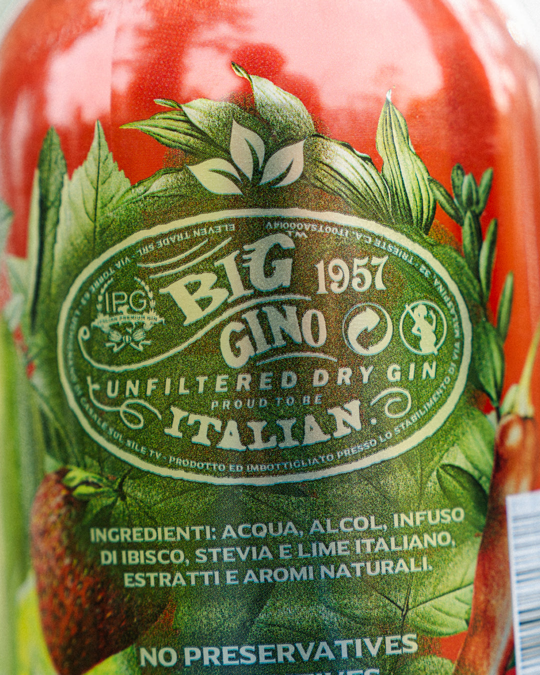 Big Gino Red Hot Fruits 1L, gin artigianale alla fragola e peperoncino, servito nel bicchiere