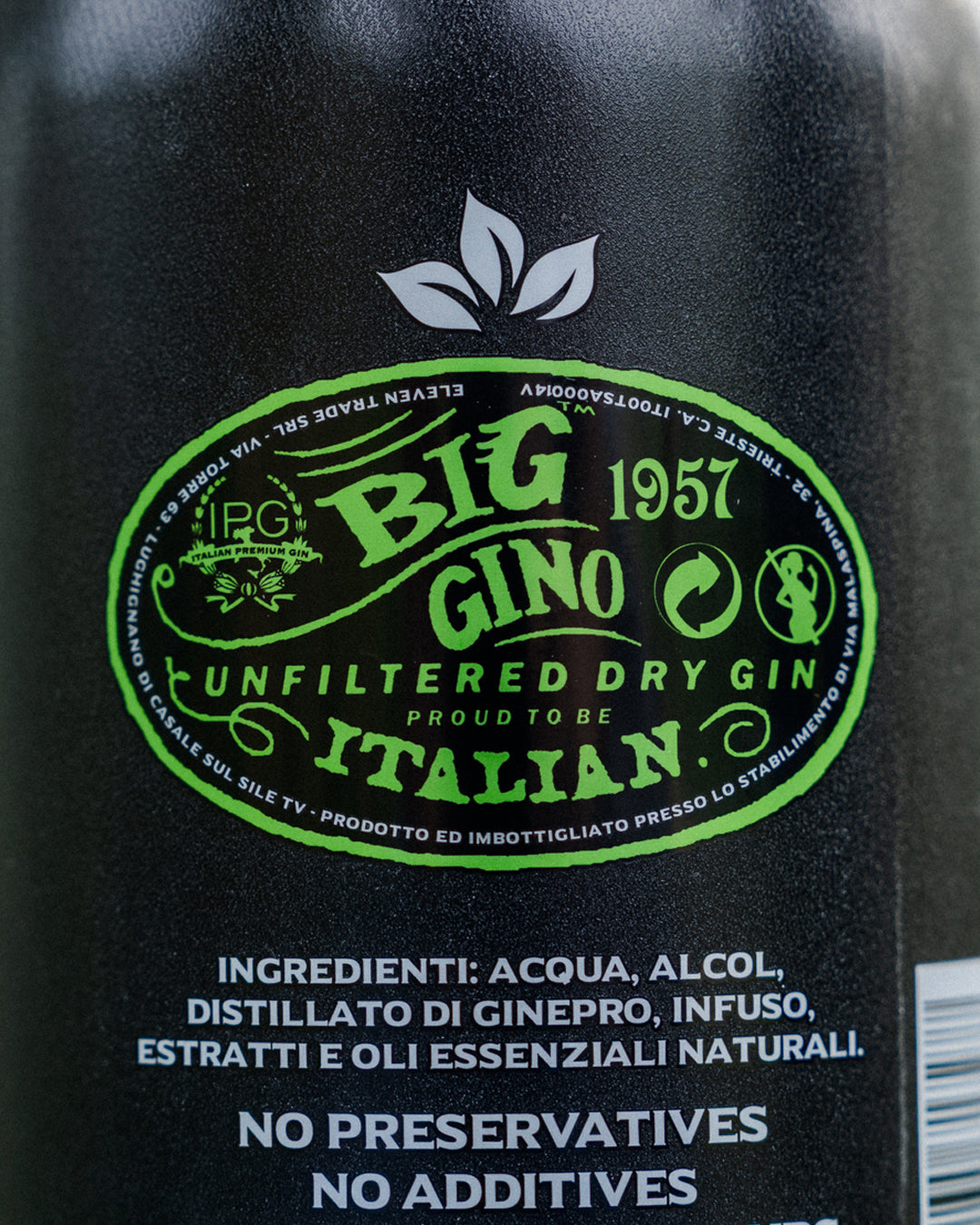 Big Gino May Chang 1L, gin artigianale alla bacca di litsea cubeba, servito nel bicchiere