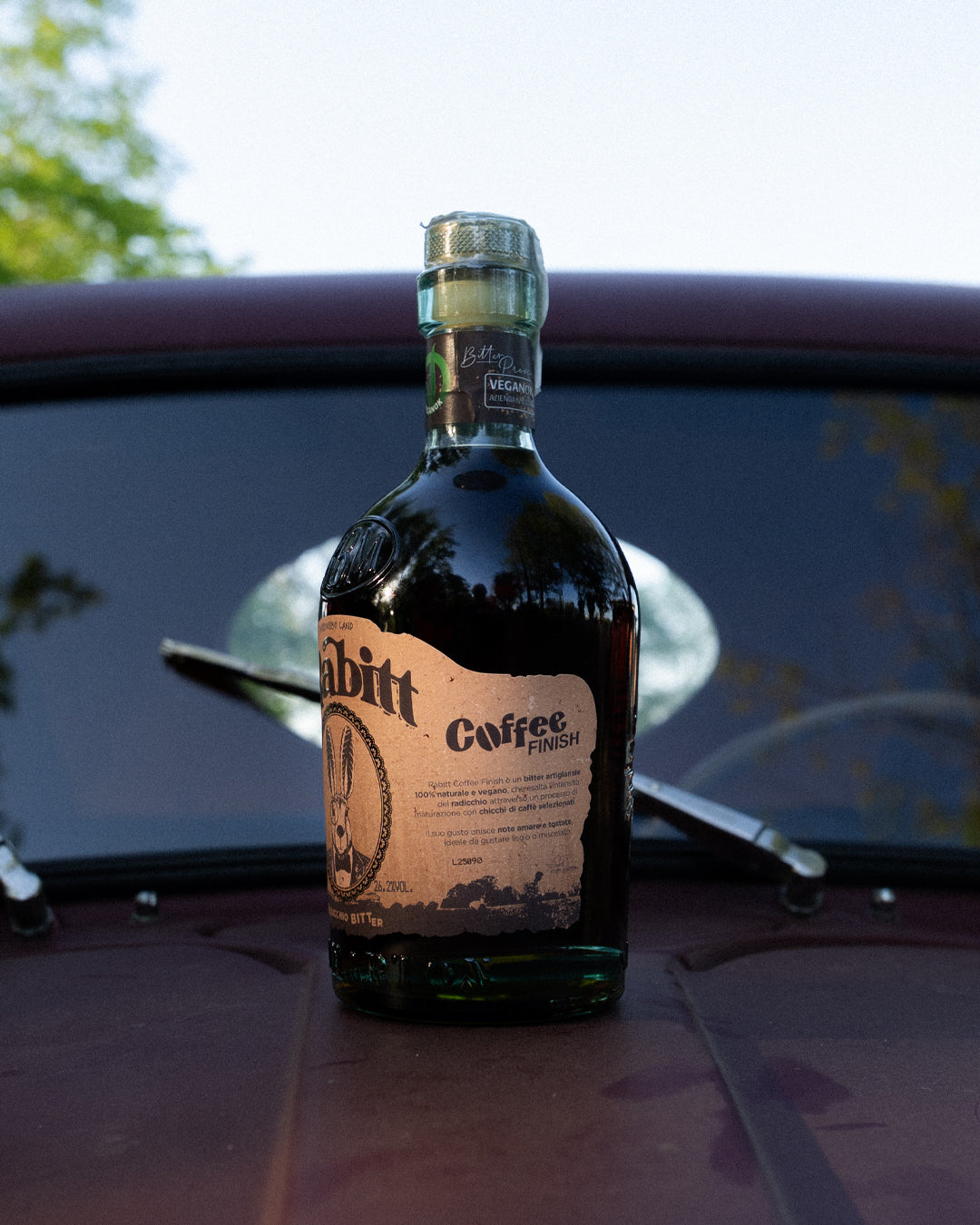 Rabitt Coffee Finish, bitter al radicchio e caffè tostato, in ambientazione lifestyle