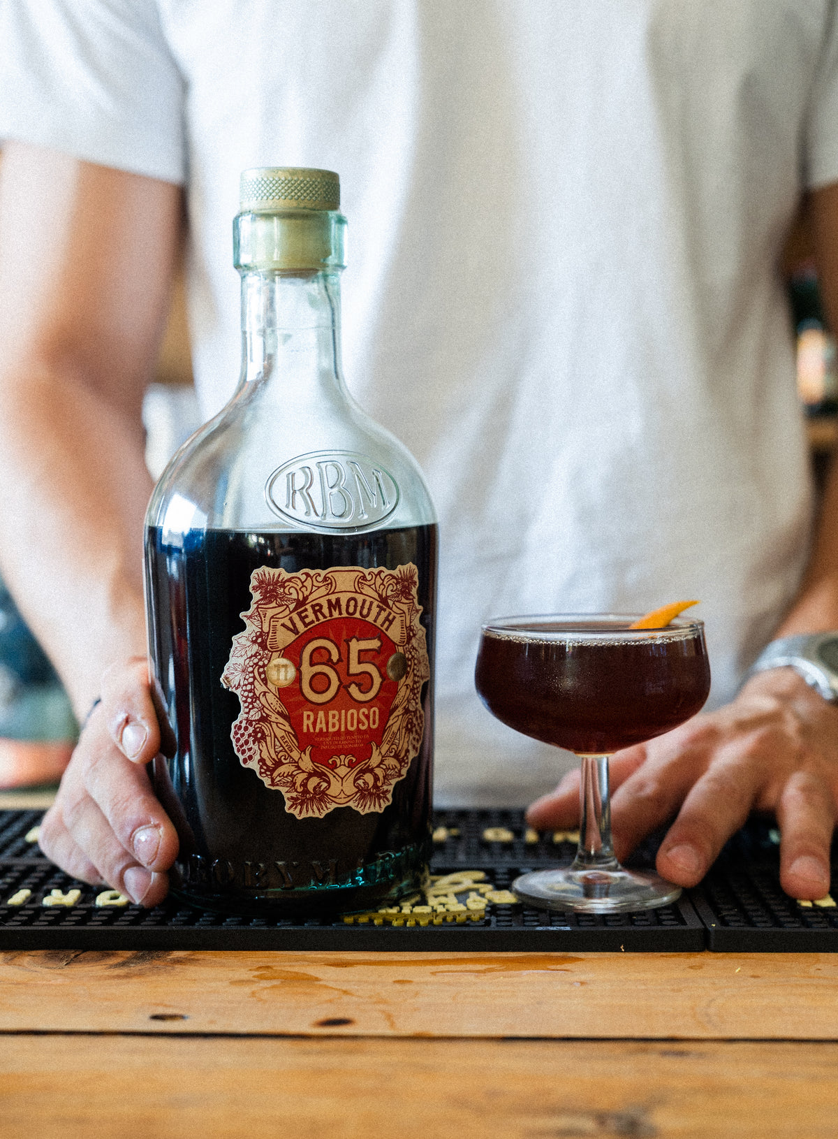 Vermuth 65 Rabioso, vermouth rosso artigianale italiano, servito nel bicchiere