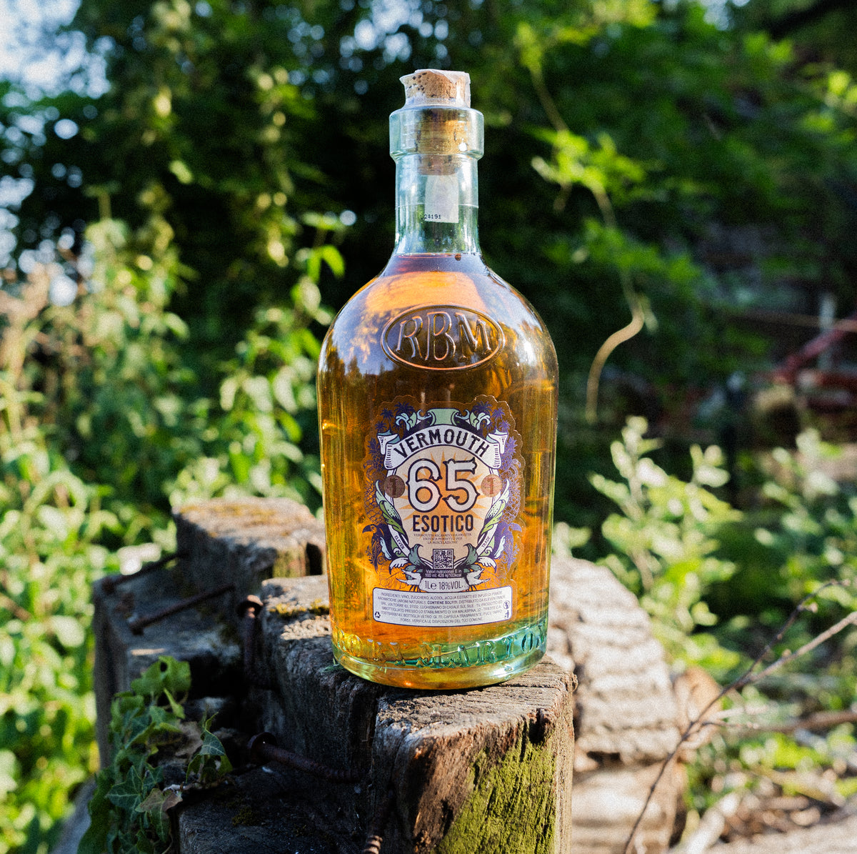 Vermouth Esotico RobyMarton, infusione artigianale, bottiglia in primo piano