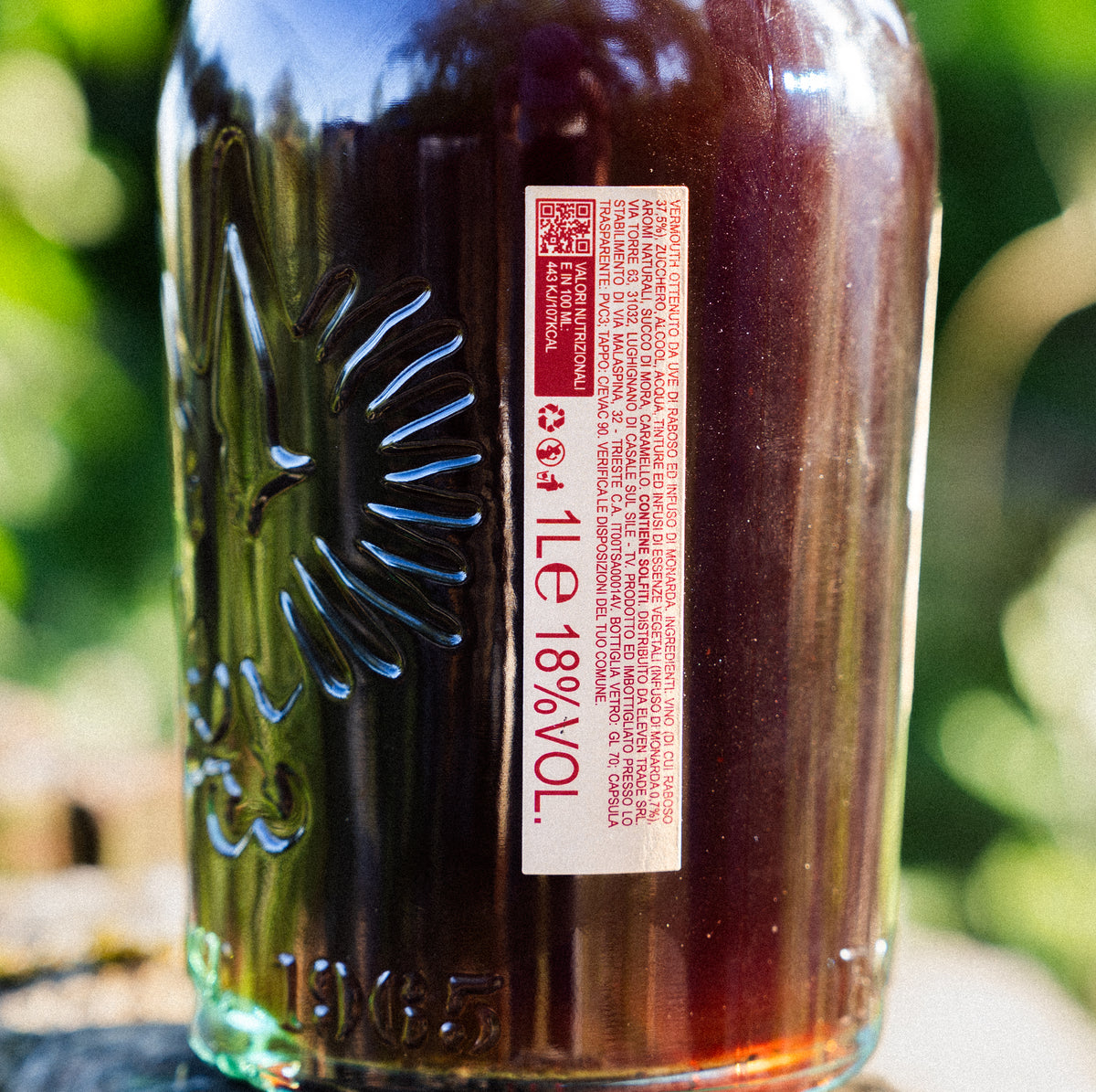 Vermuth 65 Rabioso, vermouth rosso artigianale italiano, in ambientazione lifestyle