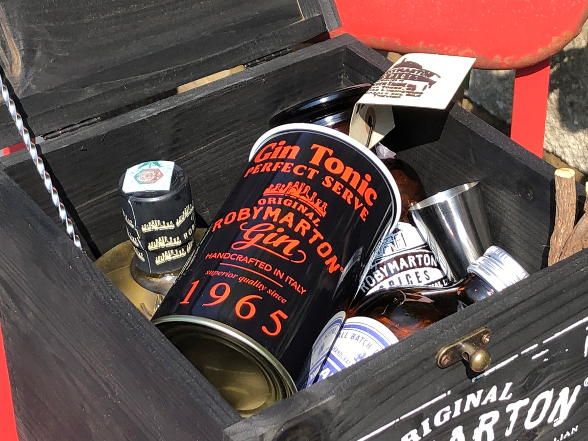 Cassa Gin Tonic Roby Marton, kit completo per il gin tonic perfetto, in ambientazione lifestyle
