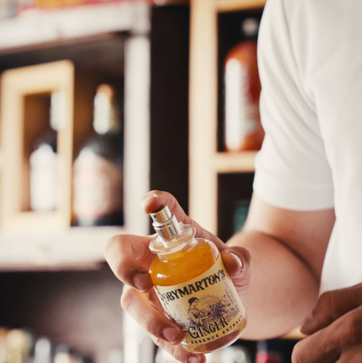 Roby Marton's Essence Ginger, spray in uso dietro al bancone