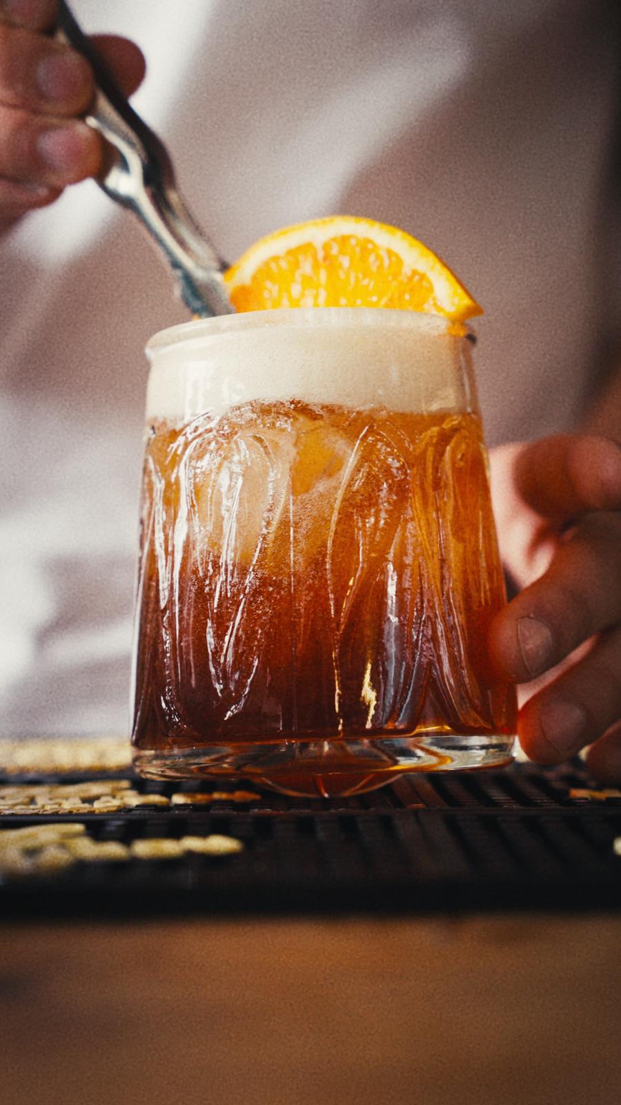 Cocktail Americano con Rabitt Bitter e fetta d'arancia nel bicchiere