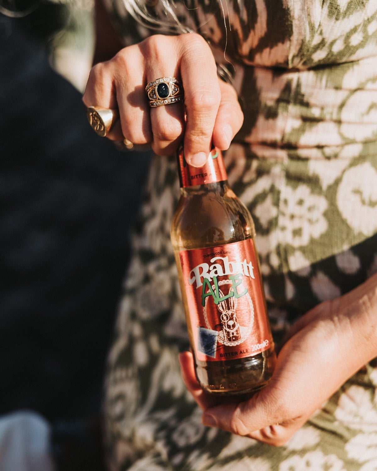 Bottiglia di Rabitt Ale, ginger ale artigianale, tenuta in mano