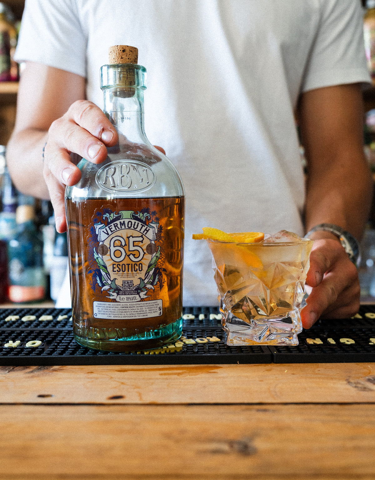Vermouth Esotico RobyMarton, infusione artigianale, servito nel bicchiere