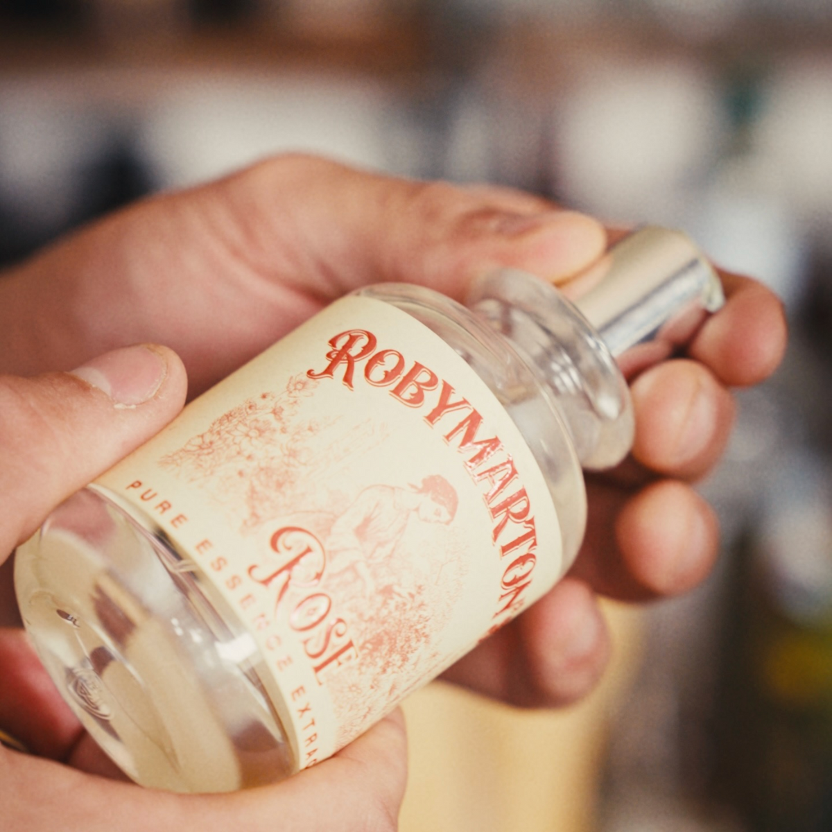 Roby Marton's Essence Rose, spray per cocktail tenuto in mano