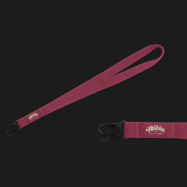 Lanyard Rabitt su fondo scuro, predisposto per ritaglio 4:5